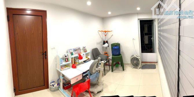 Căn Hộ Tập Thể Phố Đội Cấn 3PN, rộng 120m2, tầng 3, căn góc 3 mặt thoáng, sân chơi 5.7 tỷ