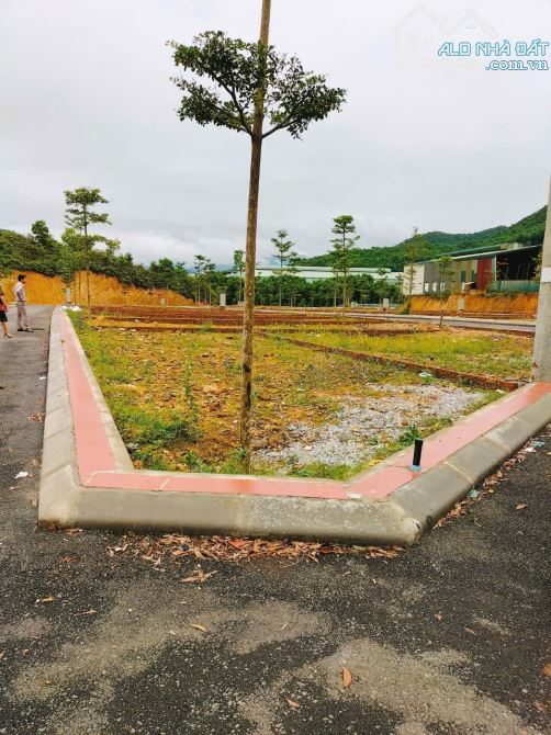 LÔ GÓC FULL ĐẤT Ở MẶT ĐƯỜNG NHỰA BÃI DÀI