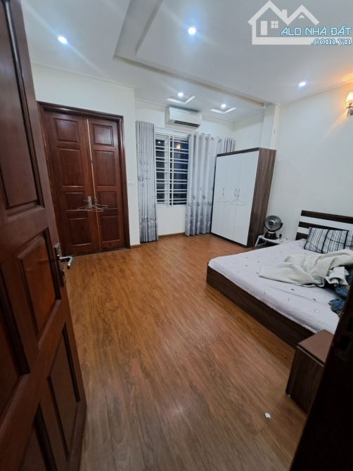 Cho thuê nhà riêng ngõ 118 Nguyễn Khánh Toàn. Dt 60m2 x 5 tầng mặt tiền 5m - 1