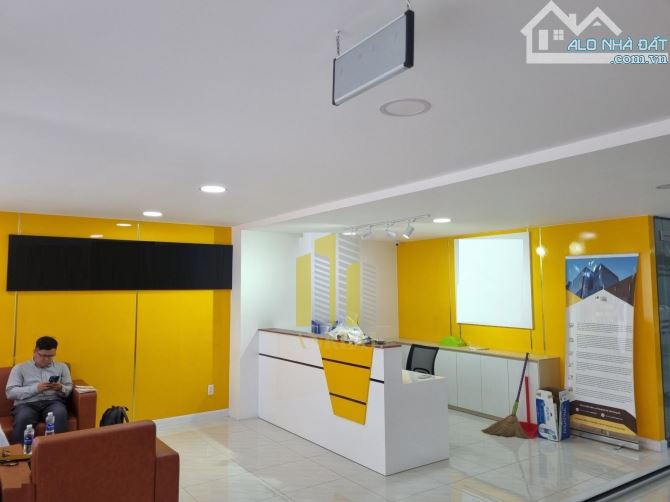 CHO THUÊ TOÀ VĂN PHÒNG HIỆN ĐẠI 1000M2 - GẦN SONG HÀNH GIÁ 240 TRIỆU - 1