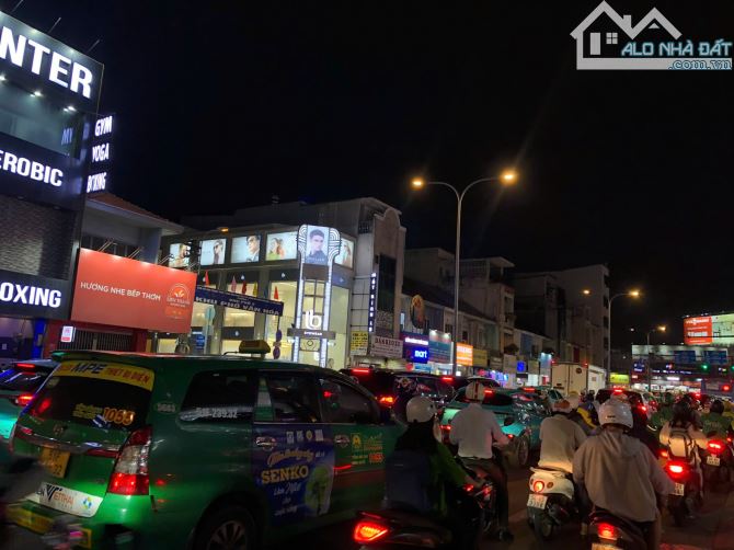 Góc 2 mặt tiền mặt tiền Phan Đăng Lưu, Phú Nhuận. DT: 4x18m, 3 tầng. HĐT: 80tr/th. Giá 25 - 1