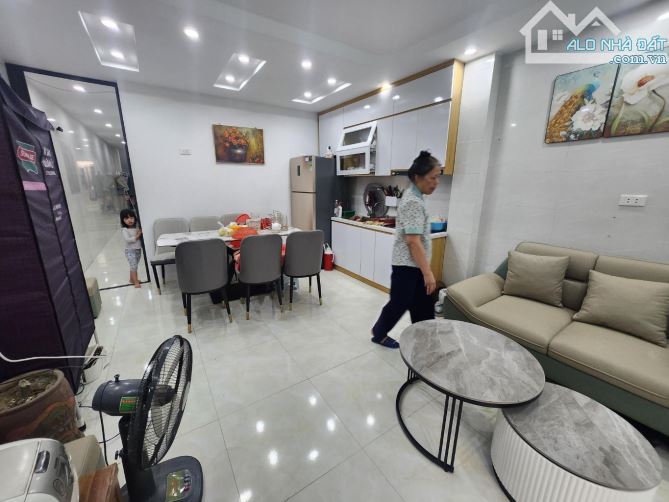 Bán Nhà Cầu Giấy - Nhà Đẹp Ở Ngay - TT Tầng 1 ĐHSP Hà Nội - 70m2 - 3 Ngủ - 4 Tỷ Nhô. - 1