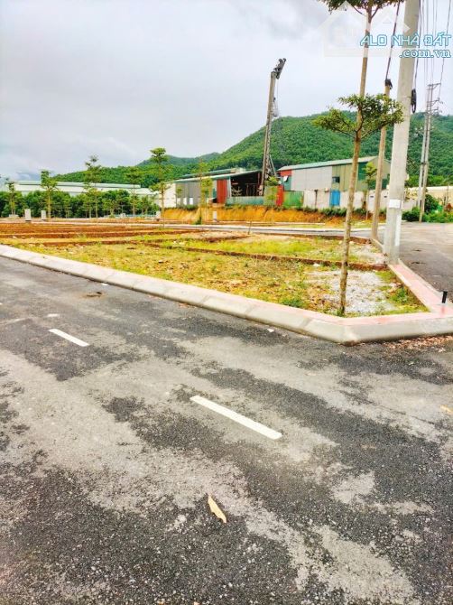 LÔ GÓC FULL ĐẤT Ở MẶT ĐƯỜNG NHỰA BÃI DÀI - 1