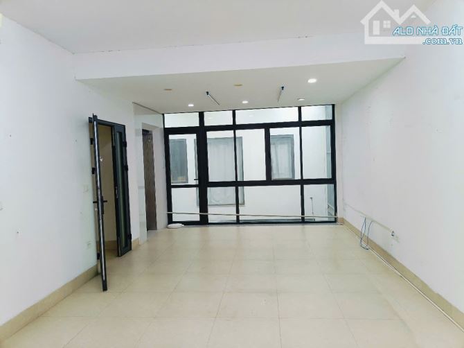 Cho thuê nhà mặt phố Mạc Thái Tổ, Cầu Giấy, Hà Nội. DT 96m2, 1 hâm, 4 nổi. Giá 70 tr (thg) - 2