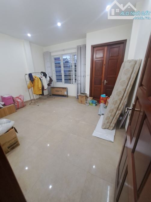 Cho thuê nhà riêng ngõ 118 Nguyễn Khánh Toàn. Dt 60m2 x 5 tầng mặt tiền 5m - 2