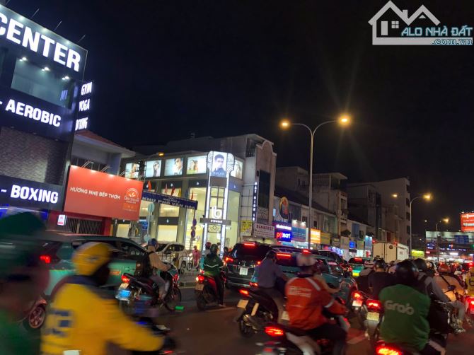 Góc 2 mặt tiền mặt tiền Phan Đăng Lưu, Phú Nhuận. DT: 4x18m, 3 tầng. HĐT: 80tr/th. Giá 25 - 2