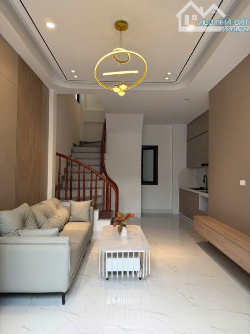 BÁN NHÀ VIỆT HƯNG - MỚI ĐẸP 40M2- 5 tầng full nội thất chỉ 5,6 Tỷ TL - 3