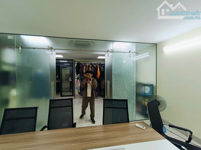 Toà nhà thiết kế hiện đại 7 tầng, 1 hầm. Mặt phố Mạc Thái Tông. DT 70m2, 6 tầng, thang máy - 3