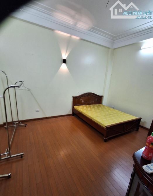 Cho thuê nhà riêng ngõ 118 Nguyễn Khánh Toàn. Dt 60m2 x 5 tầng mặt tiền 5m - 3