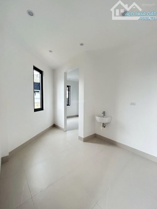 Cho thuê nhà mới phố Nguyễn Bá Khoản, Cầu Giấy. DT 40m2, 5 tầng, lô góc, thông sàn 27 tr - 3