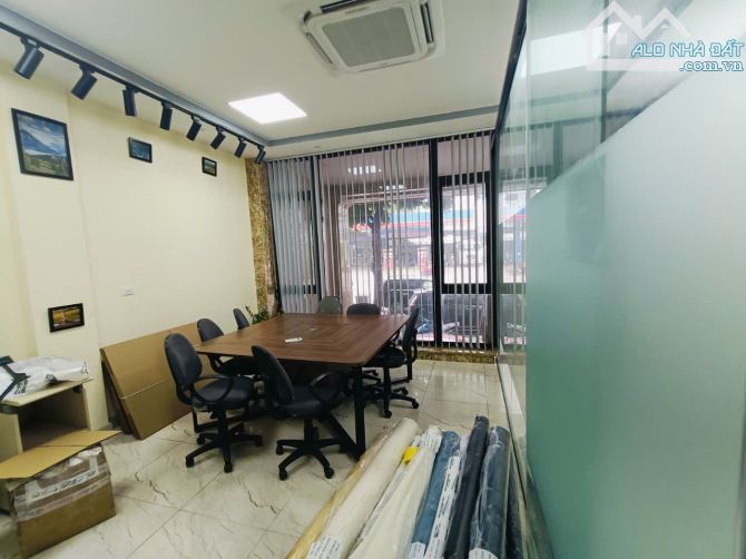 Toà nhà thiết kế hiện đại 7 tầng, 1 hầm. Mặt phố Mạc Thái Tông. DT 70m2, 6 tầng, thang máy - 4