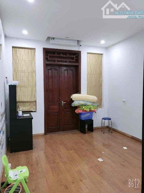 Cho thuê nhà riêng ngõ 118 Nguyễn Khánh Toàn. Dt 60m2 x 5 tầng mặt tiền 5m - 4