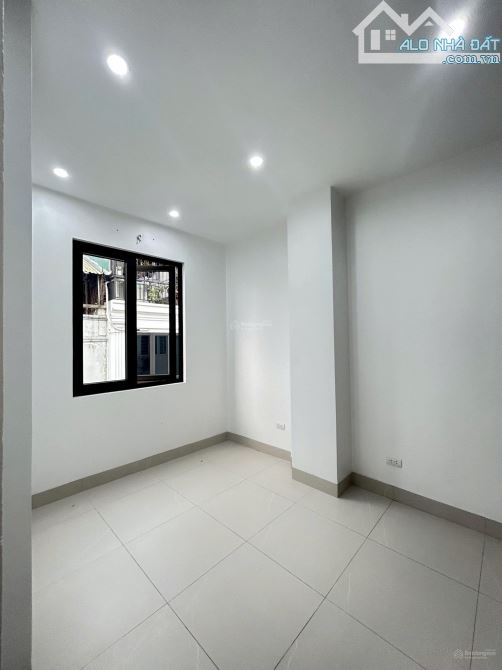 Cho thuê nhà mới phố Nguyễn Bá Khoản, Cầu Giấy. DT 40m2, 5 tầng, lô góc, thông sàn 27 tr - 4