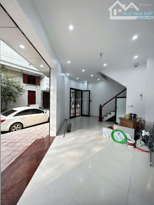 Cho thuê nhà mới phố Nguyễn Bá Khoản, Cầu Giấy. DT 40m2, 5 tầng, lô góc, thông sàn 27 tr - 5