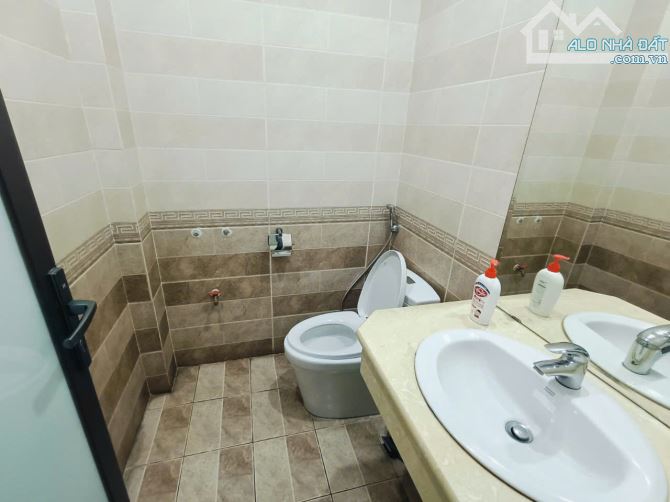 Toà nhà thiết kế hiện đại 7 tầng, 1 hầm. Mặt phố Mạc Thái Tông. DT 70m2, 6 tầng, thang máy - 6