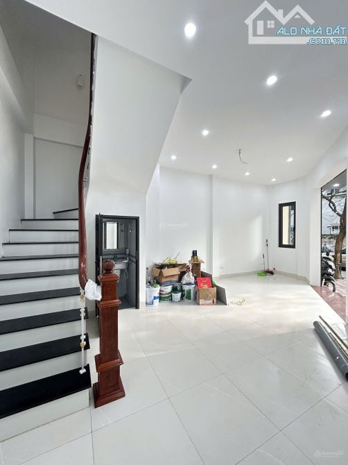 Cho thuê nhà mới phố Nguyễn Bá Khoản, Cầu Giấy. DT 40m2, 5 tầng, lô góc, thông sàn 27 tr - 6