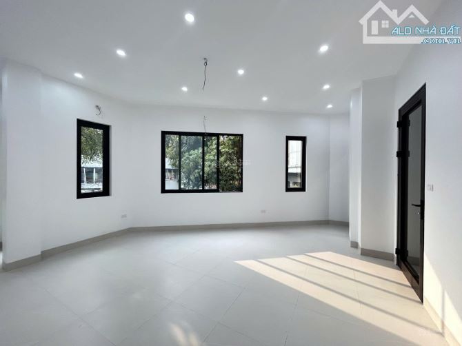 Cho thuê nhà mới phố Nguyễn Bá Khoản, Cầu Giấy. DT 40m2, 5 tầng, lô góc, thông sàn 27 tr - 7