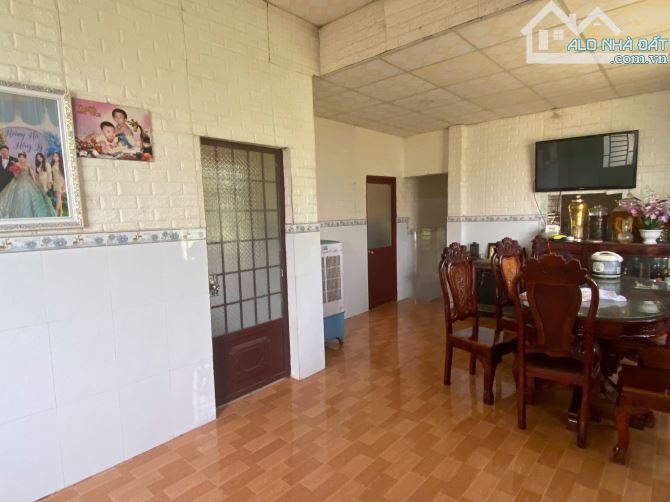 bán lô đất nhà vườn 1724m2 có nhà,điện  nước đầy đủ,đất ở tại nông thôn chỉ vơi giá 2,5 ỷ - 7