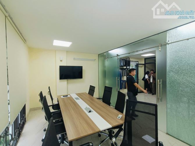 Toà nhà thiết kế hiện đại 7 tầng, 1 hầm. Mặt phố Mạc Thái Tông. DT 70m2, 6 tầng, thang máy - 8