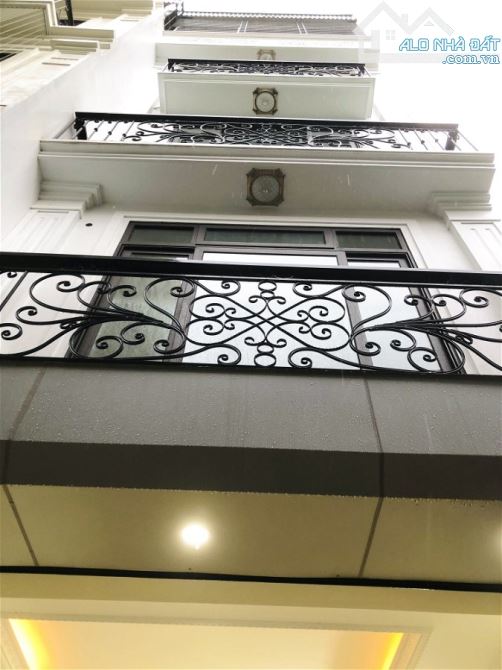 Bán nhà phố Nguyễn Văn Cừ 73 m 4 tầng MT rộng 5.2 giá rẻ 9 tỷ (130tr/m)
