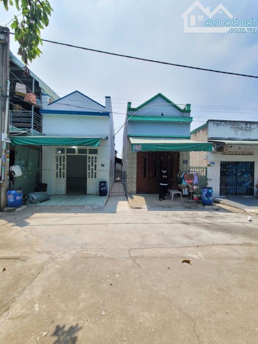 nhà 1 trệt 1 và 3 phòng trọ 100m2 2ty650 TL phía sau KDC gần đường ĐT743 p.Bình Chuẩn