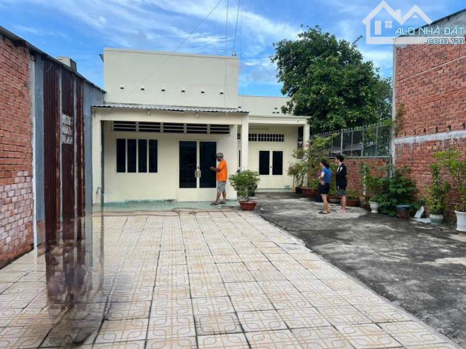 Bán đất tặng nhà cấp 4 Mặt Tiền Đường ngay Cao Đẳng Công Thương - TNPB , Quận 9.