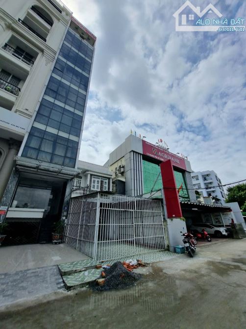 Bán nhà Mặt tiền Nguyễn Văn Linh DT 5,5x18m Quận 7. XD được 1 hầm 7 lầu