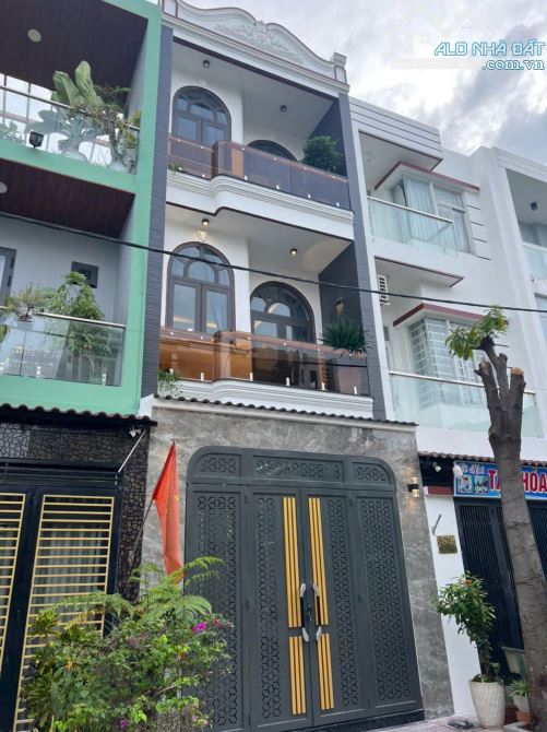 BÁN NHÀ TRỆT 2 LẦU GẦN TTYT DĨ AN, DT 60M2 3PN GIÁ 4.3 TI, ĐỪONG 7M VỈA HÈ