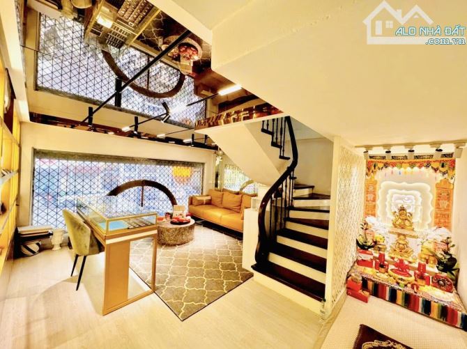 Phan Chu Trinh, 2 chiều oto, Vỉa hè 8m, 2 thoáng. 35m2 x 7t. MT 4.4m. Chỉ  40 tỷ!