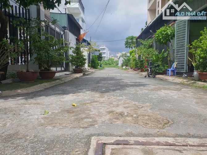 Bán nhà Long Trường - Hẻm ô tô, 4x18m, 2 tầng, sân rộng-Chỉ 3.6 tỷ