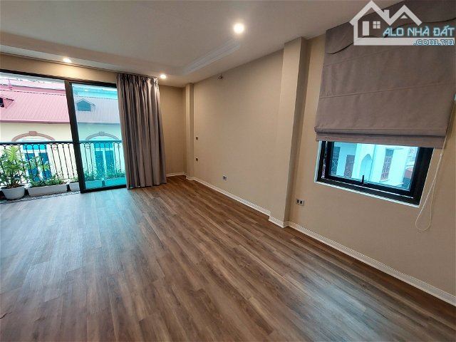 Bán nhà phố Nguyễn Văn Cừ 73 m 4 tầng MT rộng 5.2 giá rẻ 9 tỷ (130tr/m) - 1