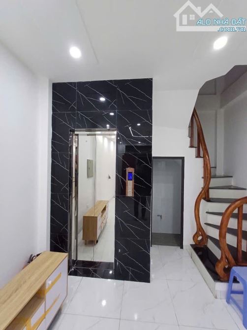Bán Nhà Đẹp 30m2- 5T- Phố Lê Lợi- HĐ- Ô tô SÁT NHÀ- Thang Máy Xịn- Nhỉnh 8 tỷ - 1