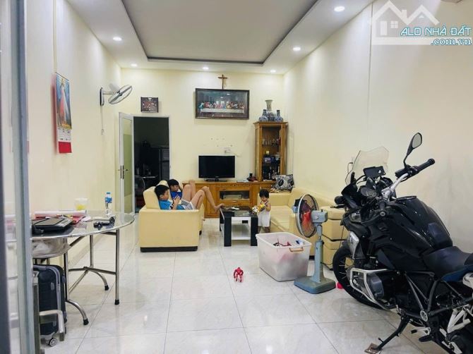 Nhà đẹp 2 tầng , hẻm an ninh ngay giáo xứ Phú Trung - 2