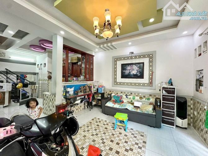 SIÊU PHẨM - 75m2 ( ngang ~5m ) - SÂN ĐỂ XE RỘNG - 4 TẦNG ĐÚC - VÀI BƯỚC RA OTO - 2