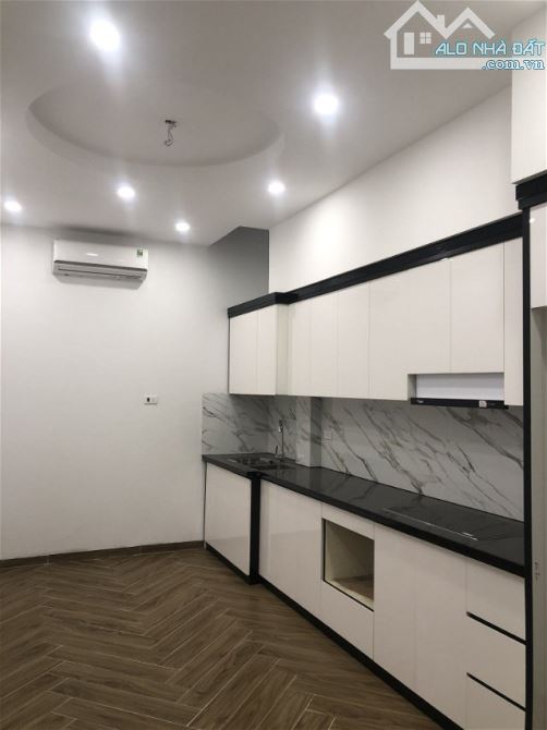 Bán nhà phố Nguyễn Văn Cừ 73 m 4 tầng MT rộng 5.2 giá rẻ 9 tỷ (130tr/m) - 2