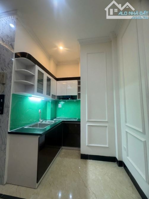 CẦN BÁN GẤP nhà 5 tầng TRUNG TÂM phố NGỌC LÂM, dt:33  7 TỶ - 2