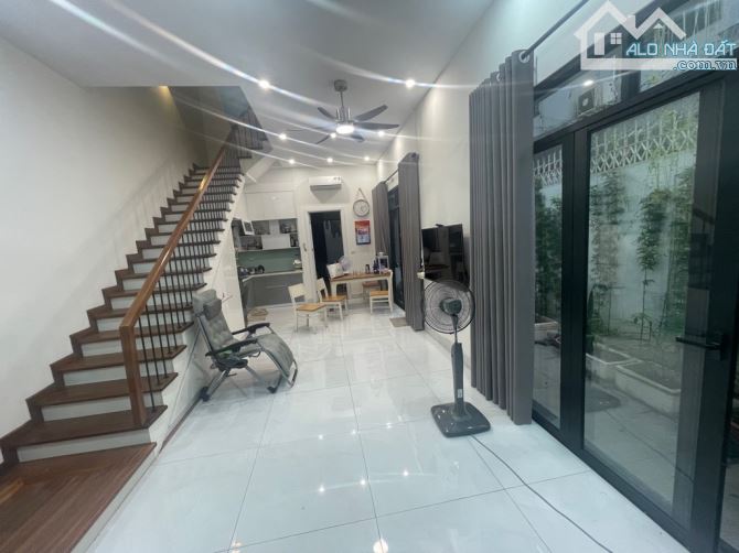 BÁN NHÀ THẠCH BÀN LONG BIÊN. 3 TẦNG. LÔ GÓC. 104 m.18..TỶ - 3
