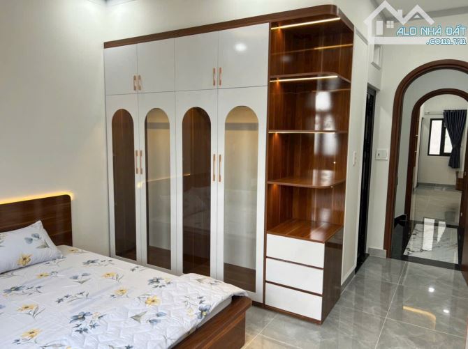 BÁN NHÀ TRỆT 2 LẦU GẦN TTYT DĨ AN, DT 60M2 3PN GIÁ 4.3 TI, ĐỪONG 7M VỈA HÈ - 3