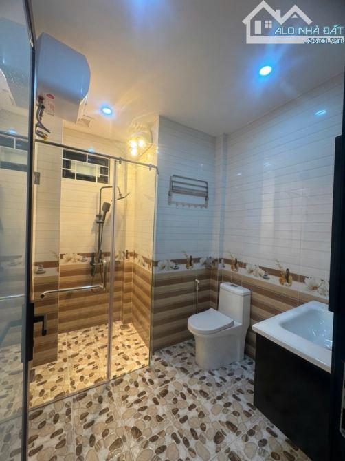 CẦN BÁN GẤP nhà 5 tầng TRUNG TÂM phố NGỌC LÂM, dt:33  7 TỶ - 4