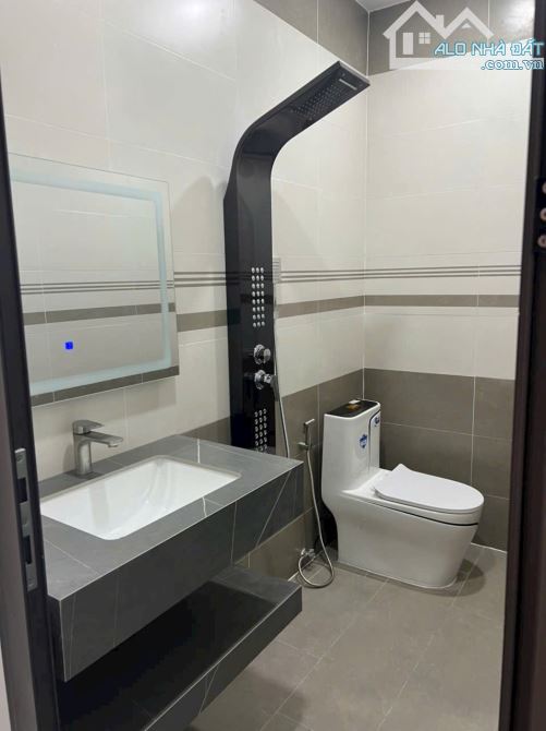 BÁN NHÀ TRỆT 2 LẦU GẦN TTYT DĨ AN, DT 60M2 3PN GIÁ 4.3 TI, ĐỪONG 7M VỈA HÈ - 5