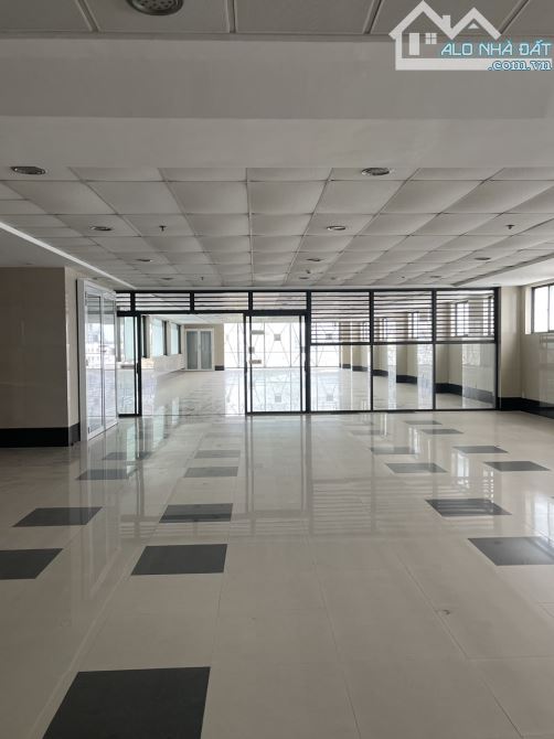 BAN NHA, mặt tiền, rẻ nhất Q7, đường HUỲNH TẤN PHÁT. Dt: 8.5m x 40m. Gía: 51 tỷ