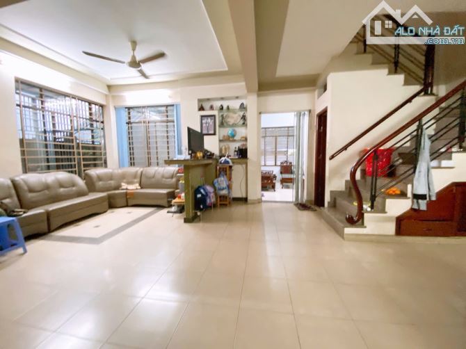 Bán gấp căn biệt thự 2 tầng, 202m2, cách MT Nguyễn Duy Trinh, Q.2 hơn 50m, chỉ 14.5 tỷ TL