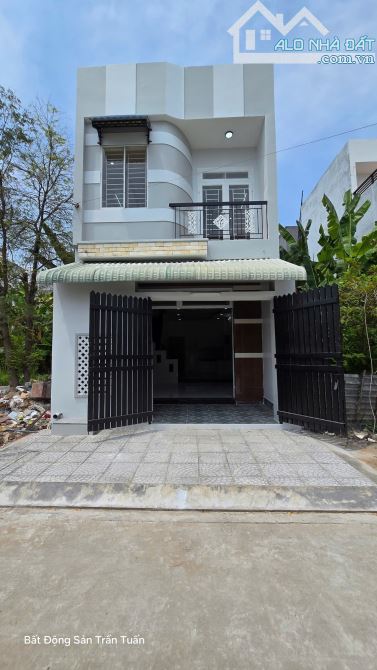 Nhà Lầu Mặt Tiền Nhựa 14m, Ngay Trường Học cấp 1,2 kề bên Cầu Lớn HM