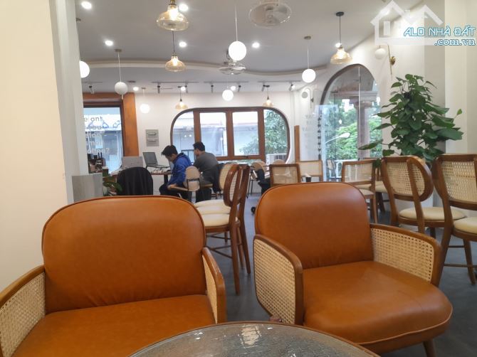 Bán toà nhà MP Nguyễn Thị Định DT 68m2 x 8 tầng, dưới kd cà phê, trên VP, MT 11m, 40 tỷ