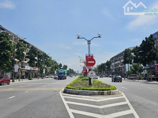 Cần bán căn nhà 7 tầng mặt đường Lý Anh Tông thang máy xịn xò cạnh chung cư