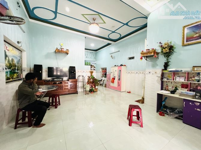 6 x 25M VUÔNG VỨC, SẴN NHÀ CẤP 4 KIÊN CỐ VÀO Ở NGAY, XE HƠI NGỦ TRONG NHÀ, NHỈNH 1 TỶ