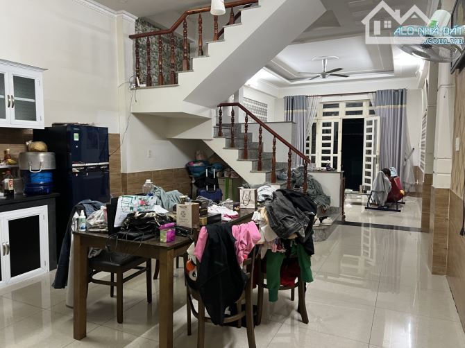 Bán nhà 2 Lầu 114m2 đường xe hơi thông, gần Siêu thị Go Dĩ An,giáp Thủ Đức