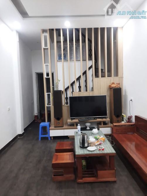 Cho thuê nhà nguyên căn trong ngõ 26 Văn Cao, Liễu Giai. Gần SVĐ Quần Ngựa. 45m2 giá