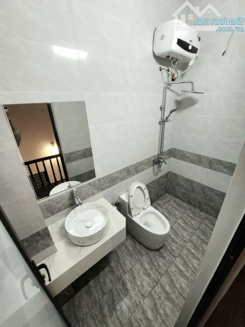 Cho thuê nhà nguyên căn tại Đội Cấn, DT 50m2 x 5T, thông sàn.Giá cho thuê 12tr/th - 1