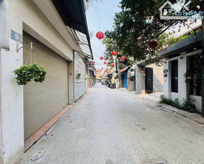Bán Nhà Tặng Đất Nguyễn Sơn - Ô Tô Tránh - Kinh Doanh - 3 Tầng - KDDT - 1
